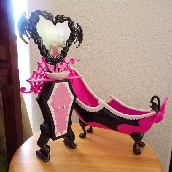 Monster High Draculaura Powder Room Playset - Picture 1 of 5
